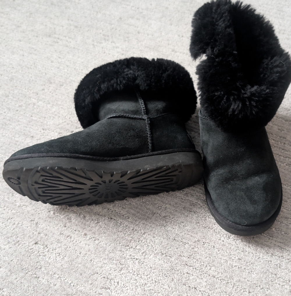 Uggs short Black Suede Fur-Lined Boots